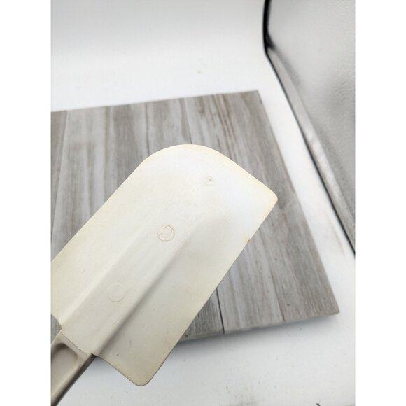 Rubbermaid 1905 Scoop Scraper White Spatula 13 1/2" Long - Picture 9 of 9